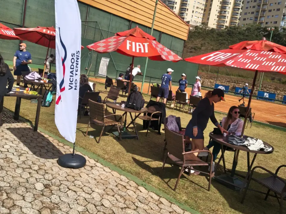 Bandeira do Viciados no Tennis ao lado da quadra